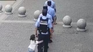 台州警察突然出现“小尾巴”民警严希将女儿抱在怀里