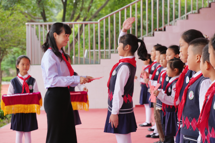 星星火炬引领方向，云慧小学庆祝第74个建队日大队主题活动举行