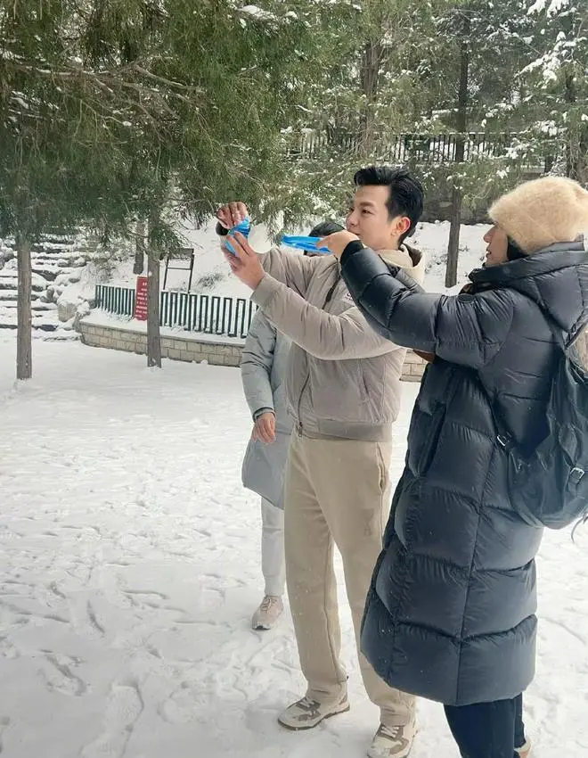 袁泉现身玩雪被偶遇，与任鲁豫大雪天不休息出外景，生图状态抗打