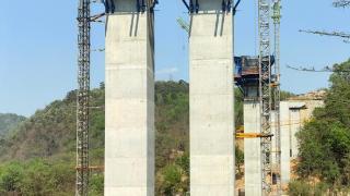 广西乐望高速雷威大桥进入连续刚构标准梁段施工