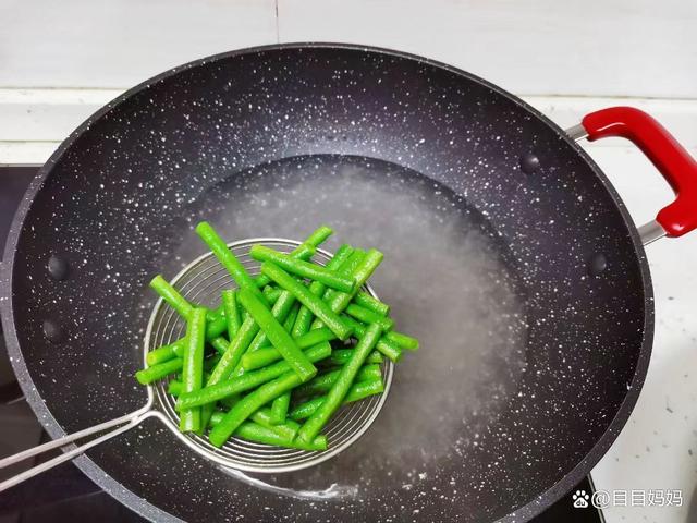 夏末初秋，没肉没海鲜，这样炒一盘照样够香够味！应季而食身体好