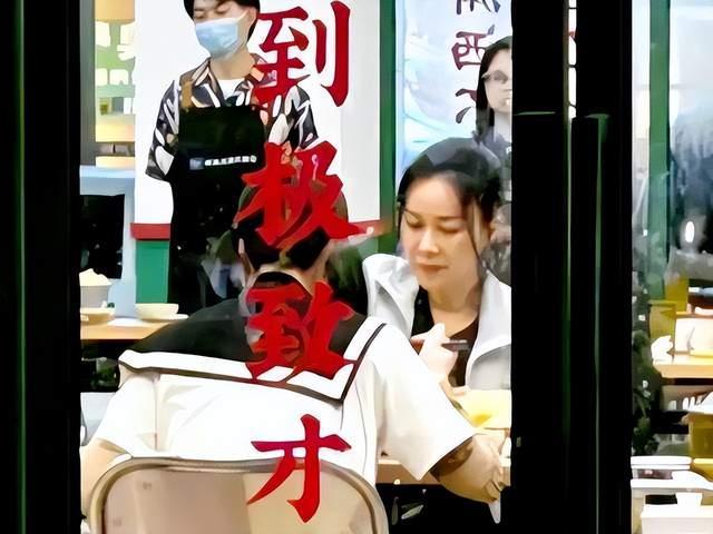 那英现身苍蝇小馆吃螺蛳粉，与友人热聊状态似小女生，素颜状态好