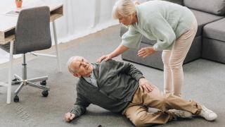 警惕7个时刻老年人容易跌倒？该如何应对？建议参考下
