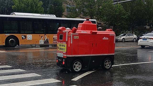 技术、运营双升级！京东物流智能快递车强降雨下高效履约，补充城市基础运力