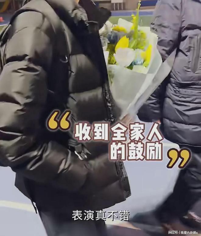 董洁观看儿子戏剧表演，顶顶全程英文好优秀，叛逆期与妈妈顶嘴