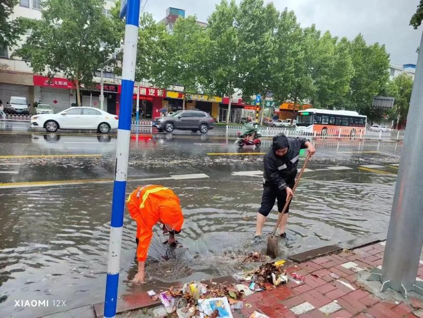 临沂城区遭遇大暴雨侵袭，城管系统全力应对汛情