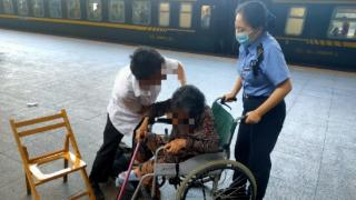 铁路工作人员帮助残疾人乘车
