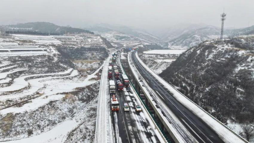 雪后大雾晋冀省界1700余辆车滞留 两省高速交警接力带道通行