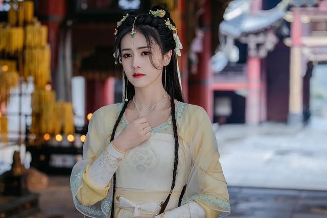 《长月烬明》：同样演“掌门之女”，张予曦，白鹿对比，差异显著