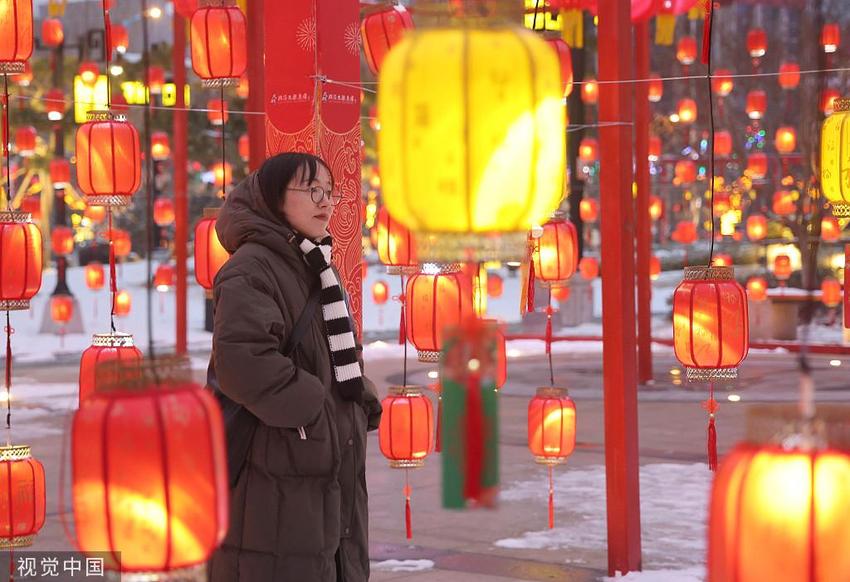 临沂：逛花灯猜灯谜 民众花式度元宵