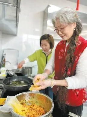 共享厨房里烹出邻里团圆饭