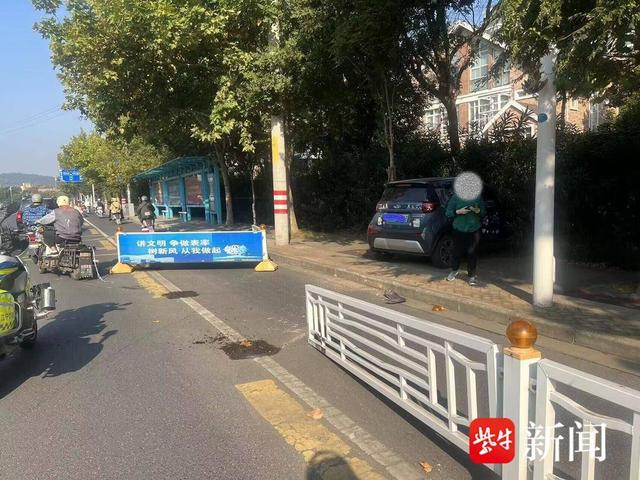 小轿车误把油门当刹车，一头扎进路边绿化带