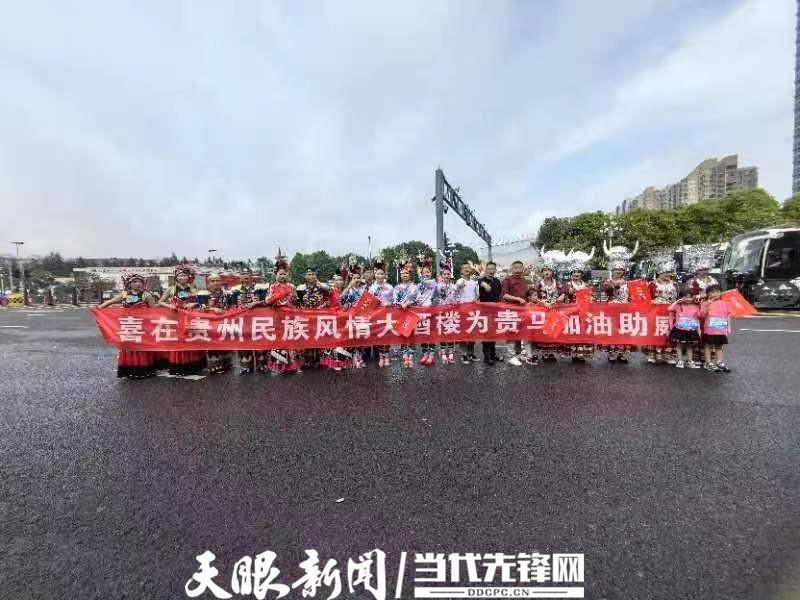 【2024贵阳马拉松】身着民族服饰的啦啦队为“贵马”添彩