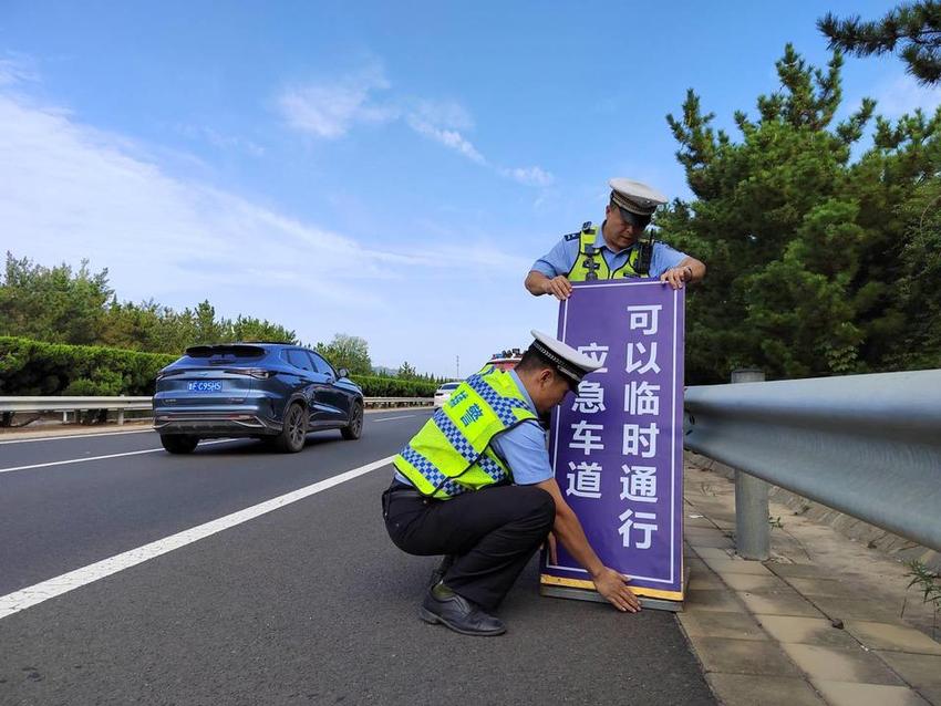 烟台高速交警的假日坚守：站一天腿麻不会打弯，坐10分钟成奢望