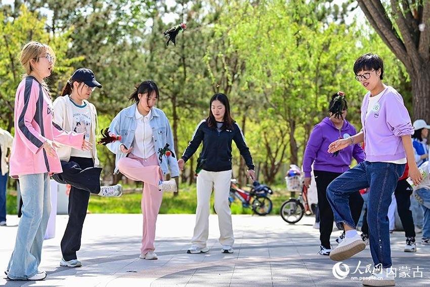 内蒙古鄂尔多斯：趣味运动迎“五一”