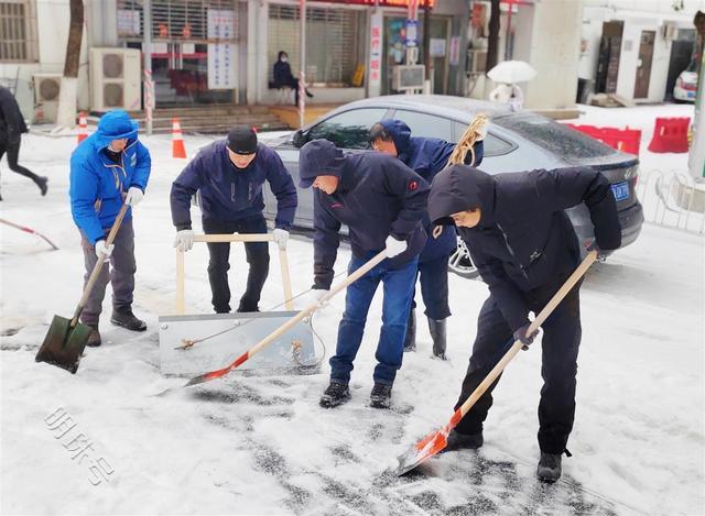 组建铲雪应急队迎战“冰冻大考”