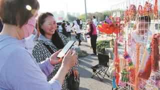 艾蒿粽香飘满城   市民欢庆端午节