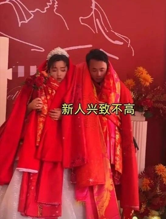 婚礼现场，新娘被压得喘不过气来，网友：原谅我没见过世面