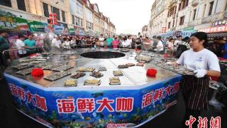 山东青岛：海鲜节“增味”民众夜生活