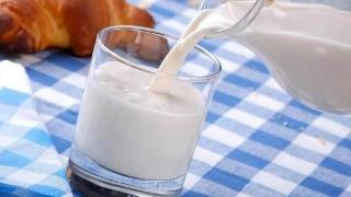 牛奶中全是防腐剂，不仅有毒还致癌？3种“牛奶”才真的要少喝
