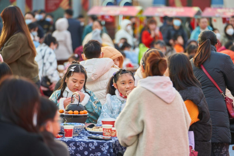 在商场围炉煮茶、听音乐会是怎样的体验？环球港来了场元宵节摩登新玩法！