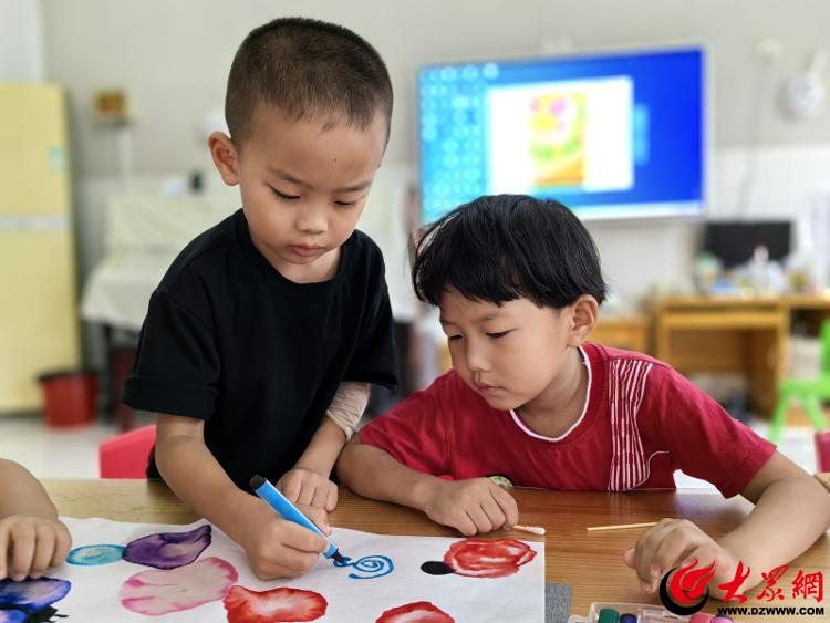 利津县第三实验幼儿园开展“水彩之梦 童画绽放”艺术活动
