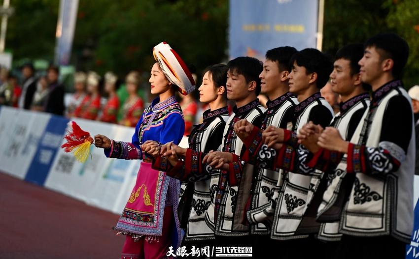 万峰竞秀 “万马”奔腾｜2023万峰林马拉松比赛现场民族展演“阿妺戚托”“迎宾鼓”