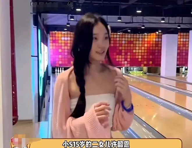 小S二女儿被骂上热搜！穿露脐装现身厦门打保龄，头戴白花引热议