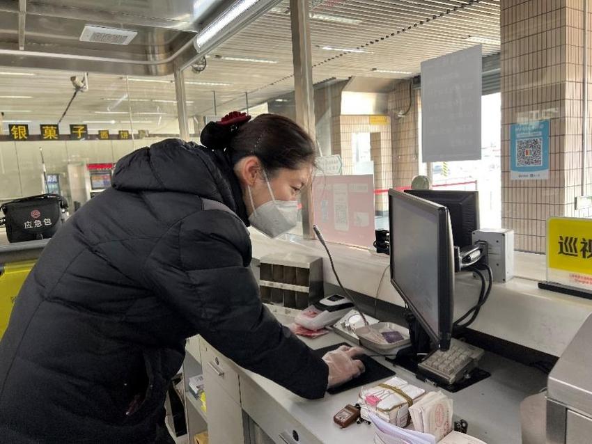 大江东｜基层抗疫④：“还没中招，理应多干！”地铁站女站长连续工作19小时