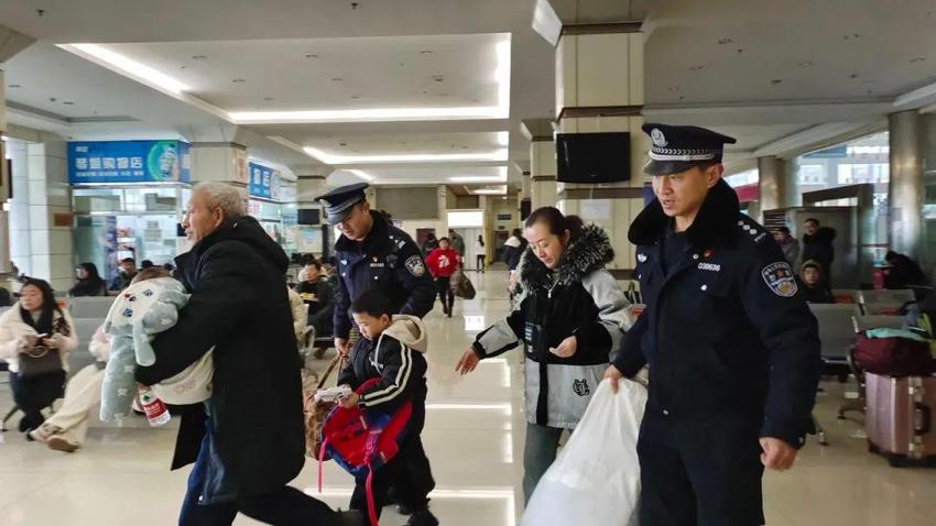 大冷天的，汇川民警太暖了……