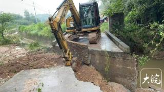 桥头路基被洪水掏空 六安裕安区交通局搭建人行便桥保畅通