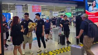 来了！沈梓捷正式抵达北京，总经理开心迎接，采访时表情严肃！