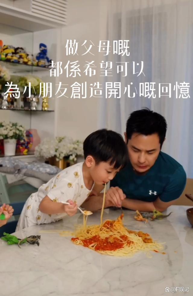 郑嘉颖亲自下厨和儿子们开心进食 将意粉倒在餐桌上让妻儿很惊讶