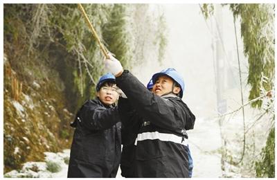 抗寒潮保供电“雪”战白水墩