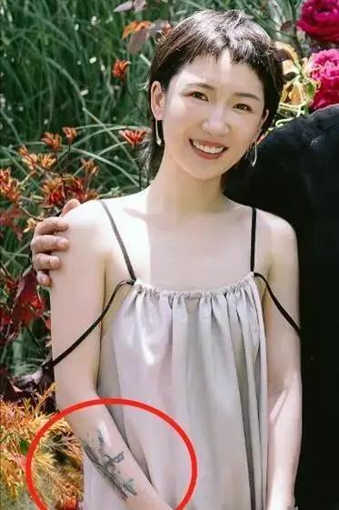 郝劭文结婚了，妻子二婚并且身穿睡衣，岳父亲密搭肩