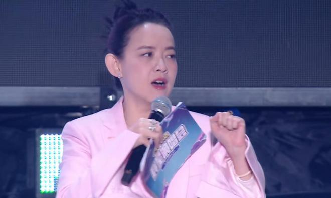 小杨哥3000万演唱会翻车，主持人曾宝仪引争议，多位歌手跑调