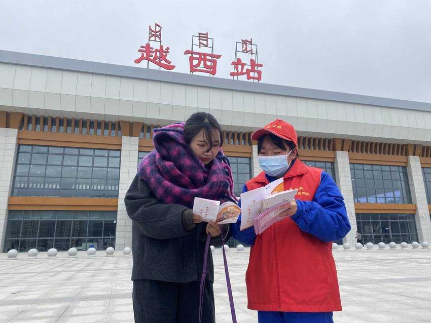 提前检修、解决隐患 四川凉山供电多举措保障返乡人员春节用电安全