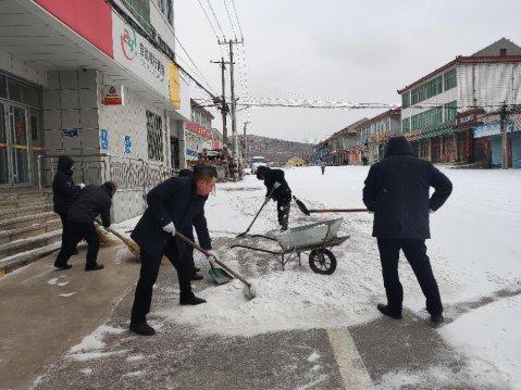 清雪为民保安全 温馨服务显担当——莱芜农商银行全力组织清雪除冰行动