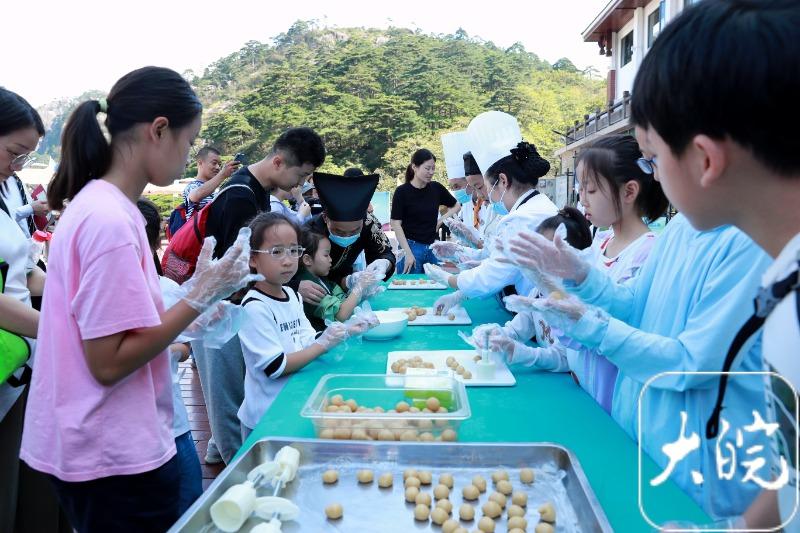 万余游客黄山之巅过佳节 西递宏村游客增多