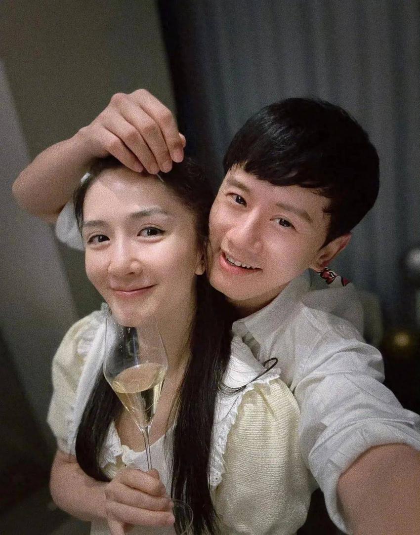 张杰发文庆祝结婚12周年！与谢娜亲密合照，两人越来越有夫妻相