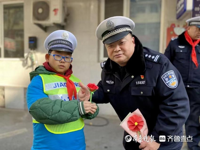 零距离感受警营气息！青岛萌娃进警营