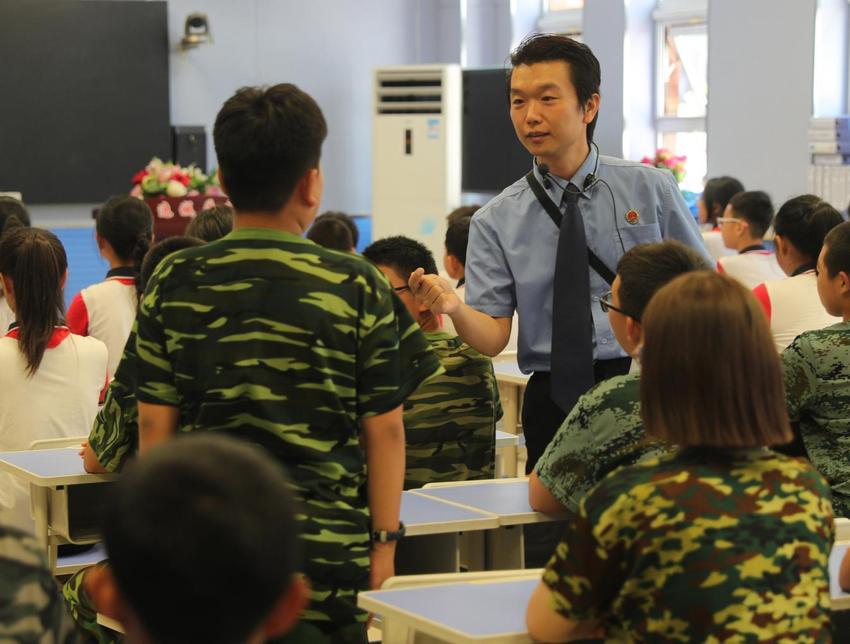 秦皇岛市网络普法公益讲师团“未成年人网络保护”专场讲座走进逸城学校