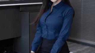 深蓝色长袖衬衫搭配黑色包臀短裙，优雅而不失干练的气质