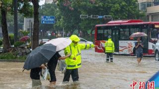 暴雨袭击广东多地 佛山89条公交线路停运