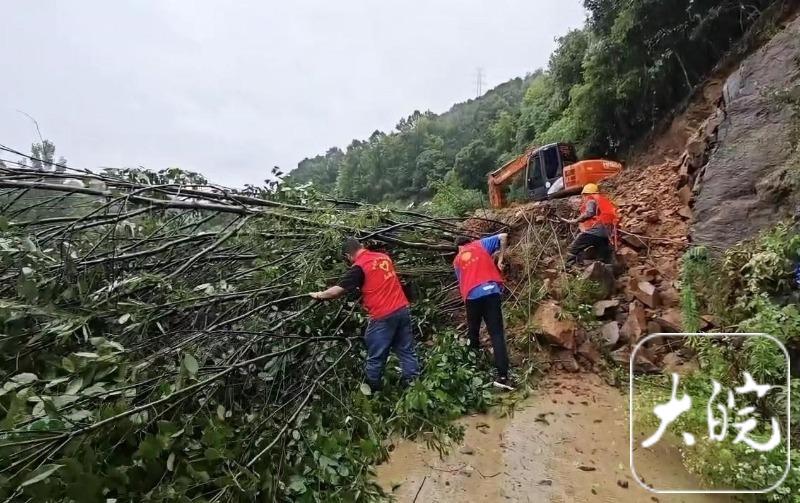 旌德孙村镇：土石倾泻道路受阻，村干部组织紧急清障