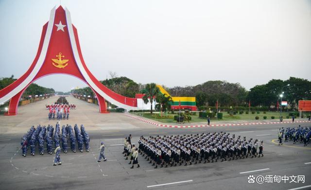 缅甸建军节大阅兵，三军总司令敏昂莱大将发表讲话，看现场图片