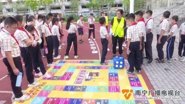 家长拿衣架揍孩子属不属于家庭暴力