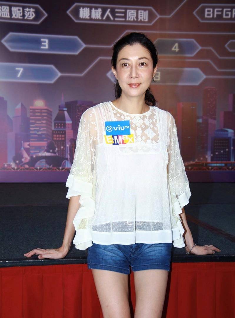 吴绮莉接纳同性恋女儿，成龙还是没有动静，他是真的不认女儿了吗