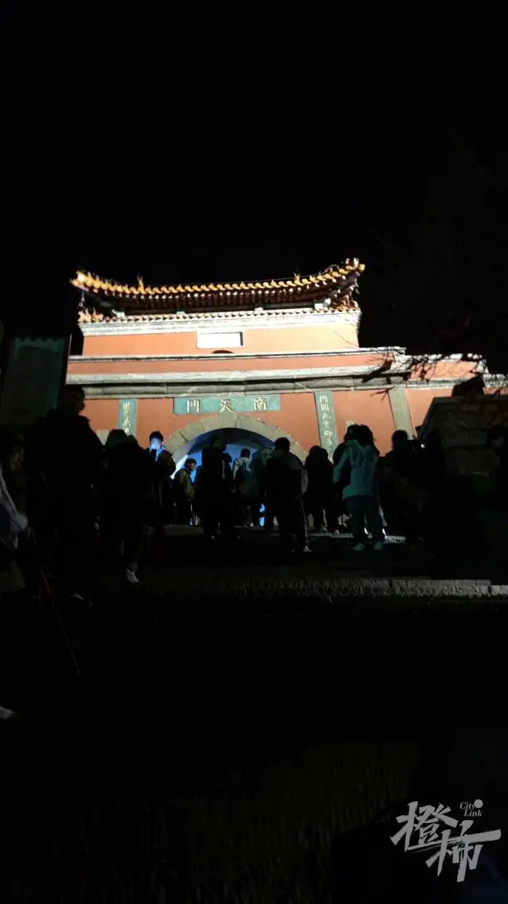 为什么泰山上大半夜都是大学生？