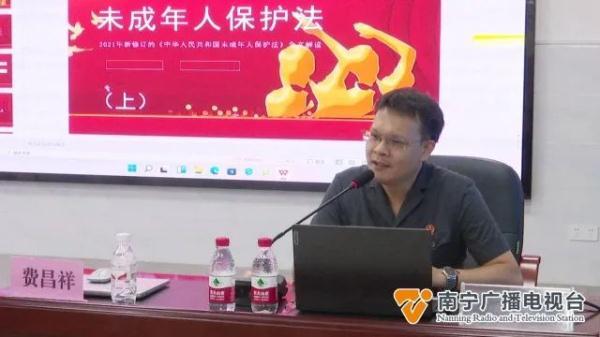 家长拿衣架揍孩子属不属于家庭暴力